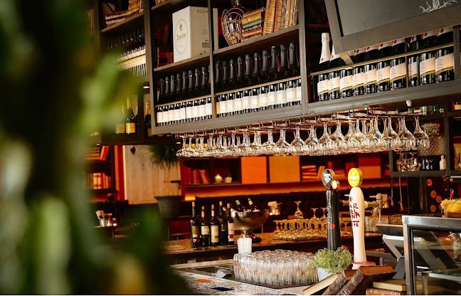 Cava Bar - Gastronomi och hotellverksamhet