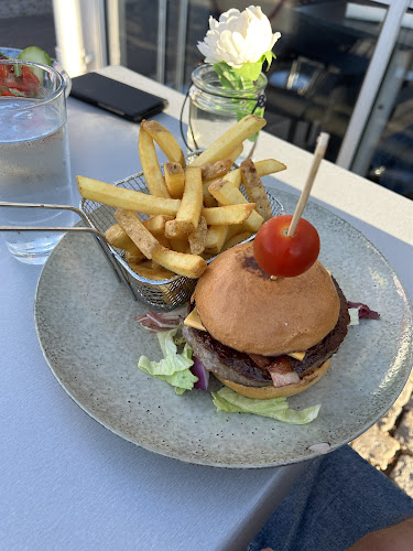 Tzatziki - Gastronomi och hotellverksamhet