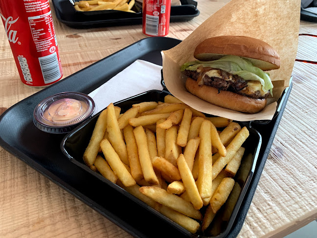 Chucky Burger - Gastronomi och hotellverksamhet