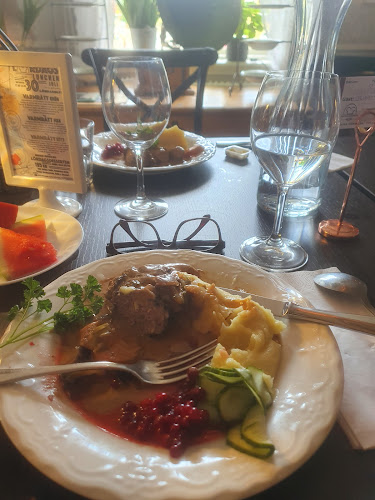 Gästgivaregården - Gastronomi och hotellverksamhet