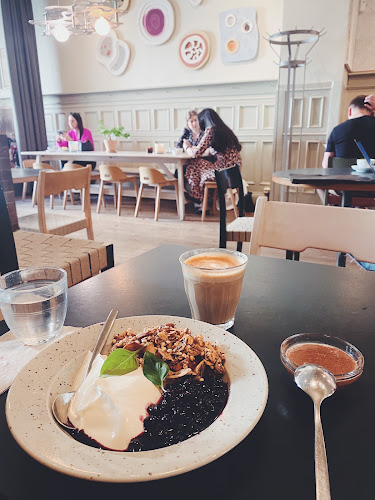 Cafè Pom & Flora Vasastan Open Times