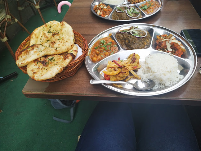 New Delhi - Gastronomi och hotellverksamhet