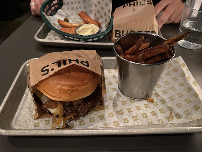 Phil's Burger - Gastronomi och hotellverksamhet