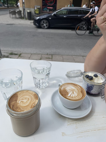 Opinii despre Caffè Mezzo în Solna - Gastronomi och hotellverksamhet