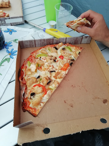 Robertos Pizzeria & Gatukök - Gastronomi och hotellverksamhet