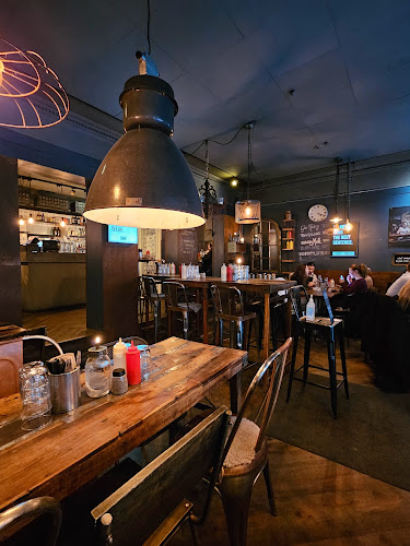 DINÉ Burgers - Gastronomi och hotellverksamhet