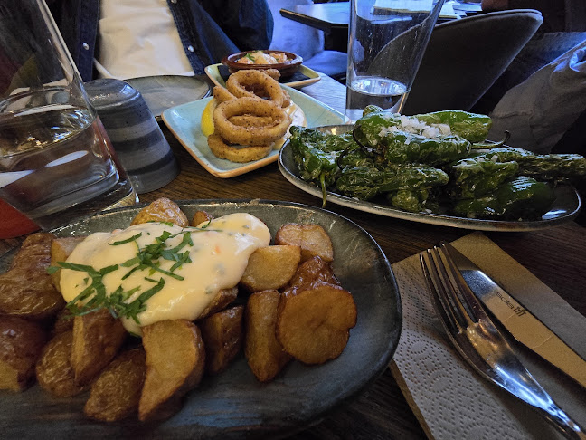 Caliente Tapasbar City - Gastronomi och hotellverksamhet