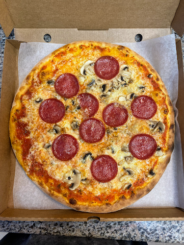 Kebabnekajse Pizzeria - Gastronomi och hotellverksamhet