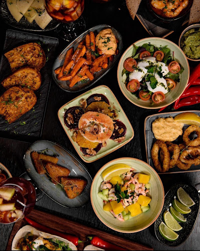 Caliente Tapasbar City - Gastronomi och hotellverksamhet