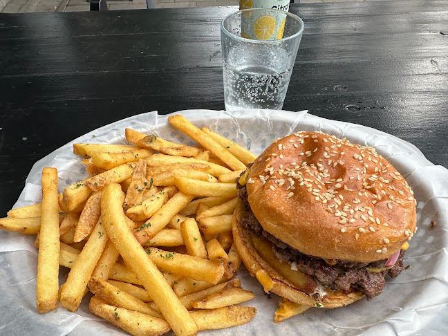 Mums Burgers - Gastronomi och hotellverksamhet