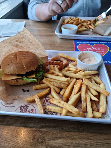 Pizzeria Arena - Gastronomi och hotellverksamhet