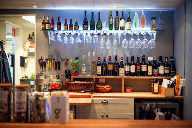 Olja&Oliv Deli, Kök & Bar Open Times