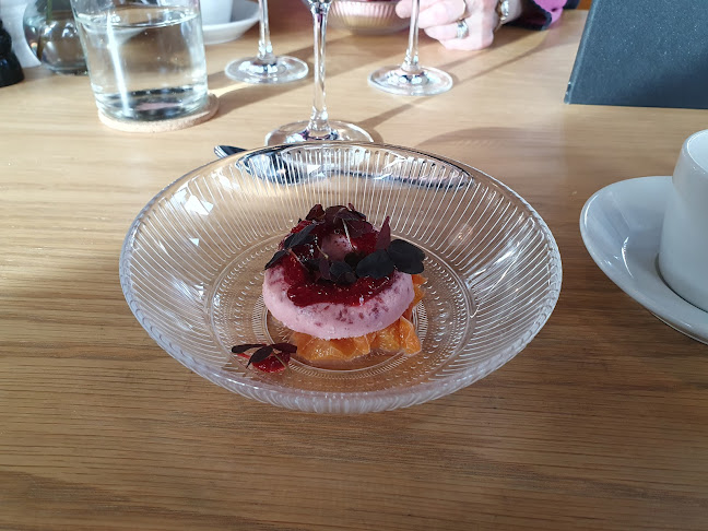 Opinii despre Restaurang Svarta Räfven în Solna - Gastronomi och hotellverksamhet