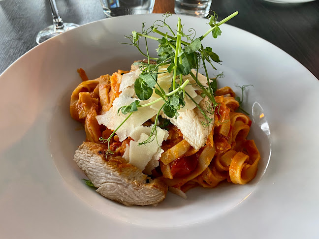 Pier 16 - Gastronomi och hotellverksamhet