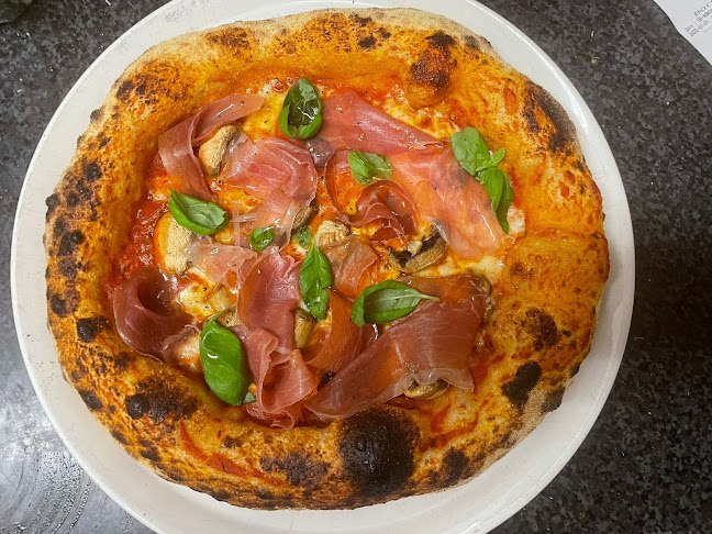 La Piccola Italia - Gastronomi och hotellverksamhet