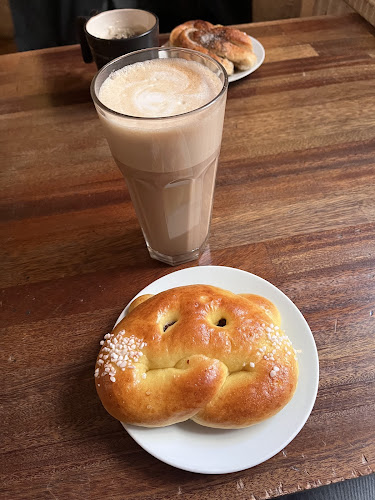 Comentarii opinii despre Café and the Bakery