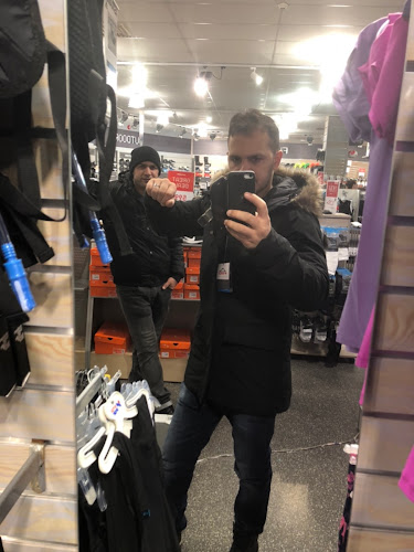 Viktors Pizzeria Open Times