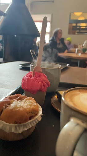 Opinii despre Edsvikens Gelateria/Edge Oxstallet în Stockholm - Gastronomi och hotellverksamhet