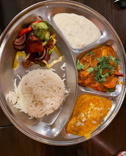 New Delhi - Gastronomi och hotellverksamhet