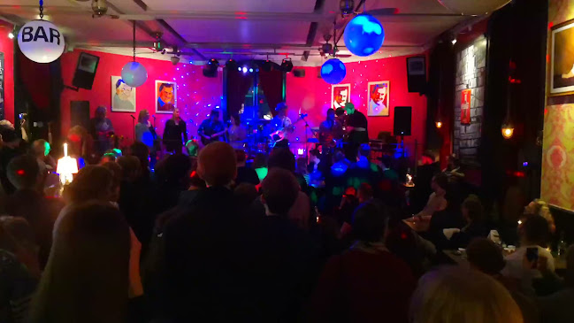 Cliff Barnes - Gastronomi och hotellverksamhet