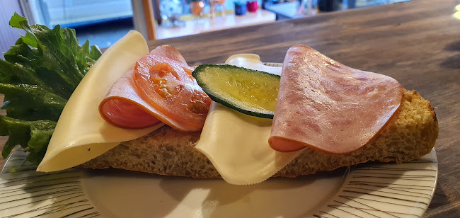 Runes pizzeria & Café Västerås Phone number