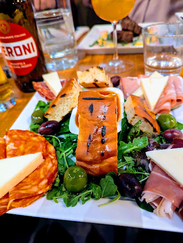 Bella Luna Italiana Restaurang - Gastronomi och hotellverksamhet