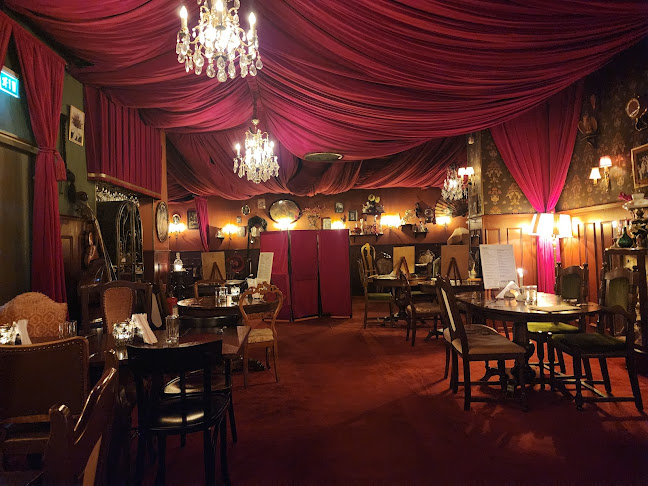 Puta Madre - Gastronomi och hotellverksamhet