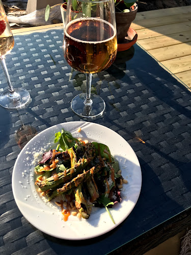 Comments and reviews of Salong Juni