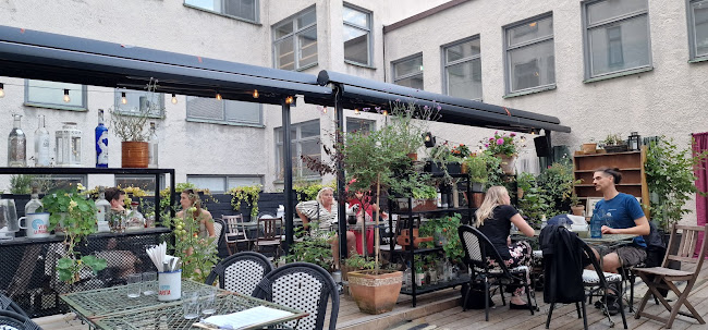 Puta Madre - Gastronomi och hotellverksamhet