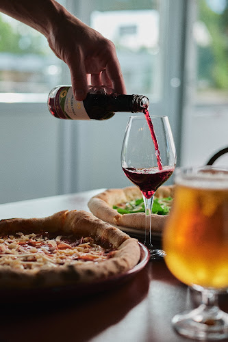 Opinii despre VÅR PIZZA în Älvsjö - Gastronomi och hotellverksamhet