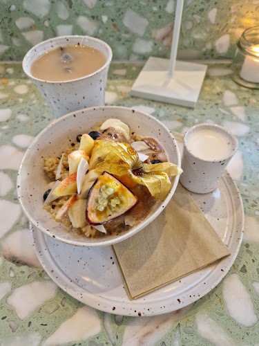 Opinii despre BodyBuddy Café & Bakery Masthuggskajen în Göteborg - Gastronomi och hotellverksamhet