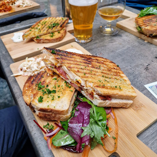 Compete Sports Bar - Gastronomi och hotellverksamhet