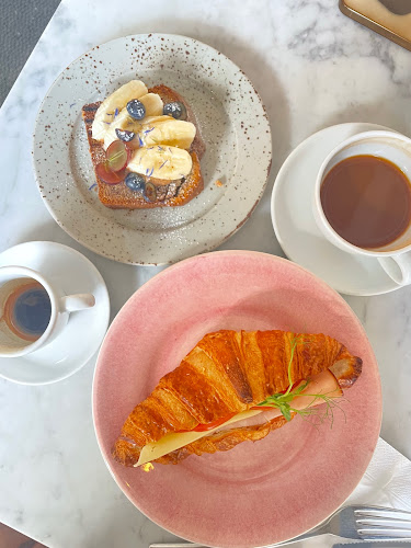 Caffè Mezzo - Gastronomi och hotellverksamhet