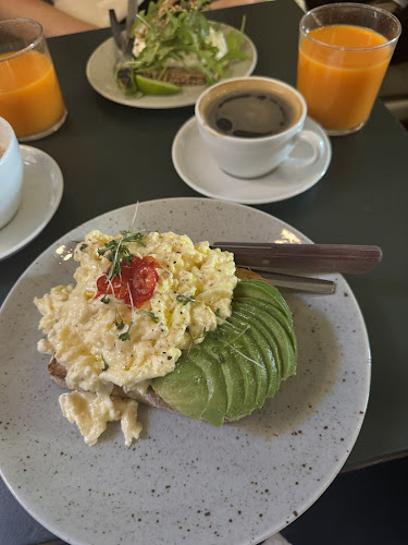 Cafè Pom & Flora Vasastan - Gastronomi och hotellverksamhet