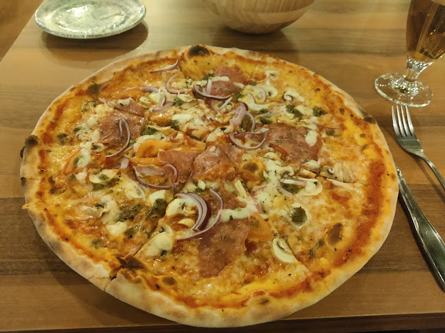 Opinii despre Lilla Farsta Restaurang & Pizzeria în Farsta - Gastronomi och hotellverksamhet