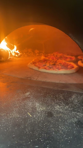 Opinii despre Grande Italiensk Restaurang & BAR Eslöv / VED PIZZA în Eslöv - Gastronomi och hotellverksamhet