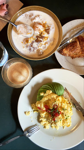 Cafè Pom & Flora Vasastan - Gastronomi och hotellverksamhet