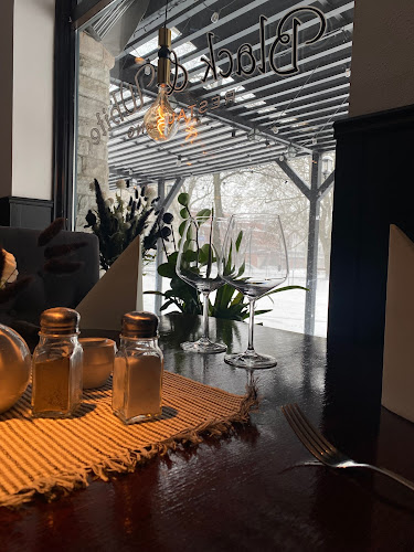 Opinii despre Black and White în Skövde - Gastronomi och hotellverksamhet