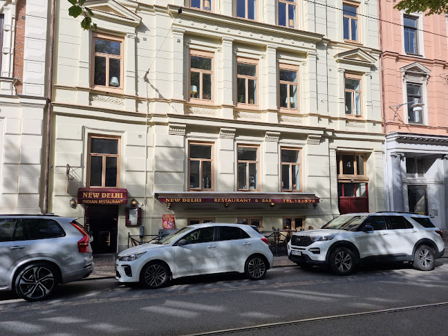 New Delhi - Gastronomi och hotellverksamhet