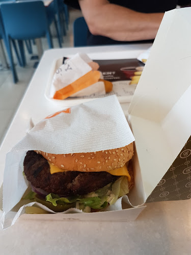 Max Burgers Open Times