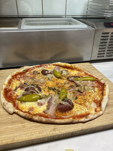 Opinii despre Helenas Pizzabutik în Örnsköldsvik - Gastronomi och hotellverksamhet