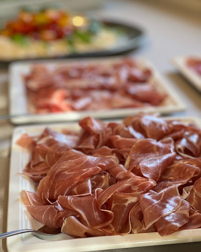 Familjens Deli - Gastronomi och hotellverksamhet