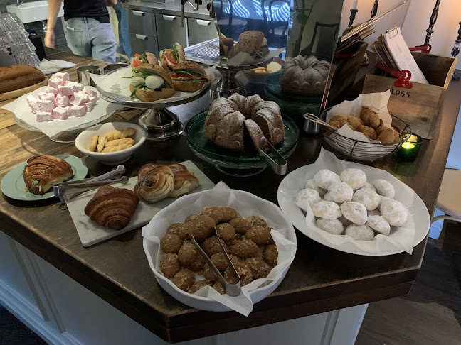 Caffè Mezzo - Gastronomi och hotellverksamhet