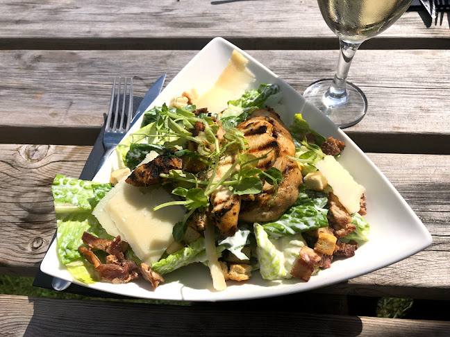 Opinii despre Restaurang & Pensionat Kajutan în Sjötorp - Gastronomi och hotellverksamhet