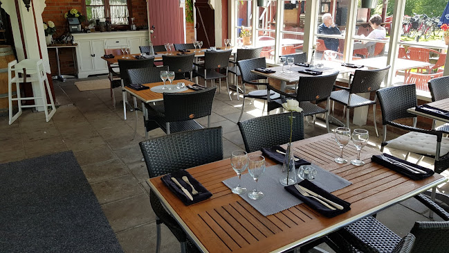 Opinii despre Restaurang & Pensionat Kajutan în Sjötorp - Gastronomi och hotellverksamhet
