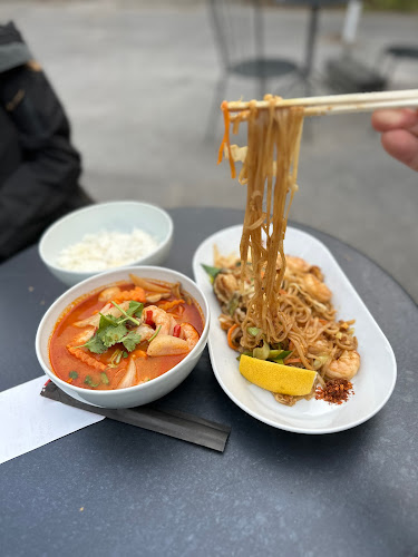 Krua Charoen - Gastronomi och hotellverksamhet