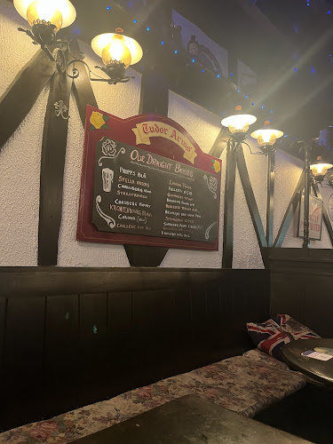 Tudor Arms Pub and Restaurant - Gastronomi och hotellverksamhet