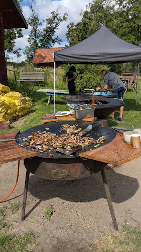 Rörby Gård Cateringföretag och Matproduktion Rörby gård, Sommarcafe Öppet Maj - September 2022. Rörby Gård, 178 93 Drottningholm