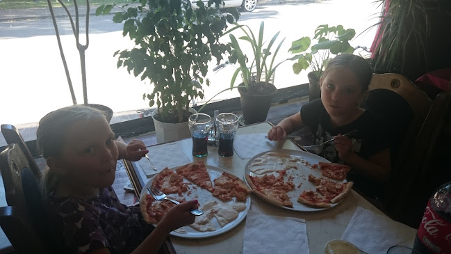 Charlies Pizzeria - Gastronomi och hotellverksamhet