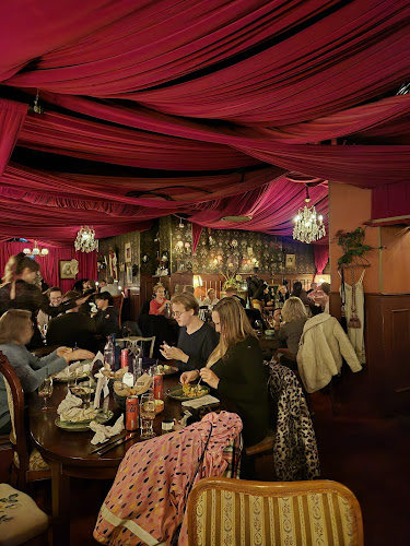 Puta Madre - Gastronomi och hotellverksamhet